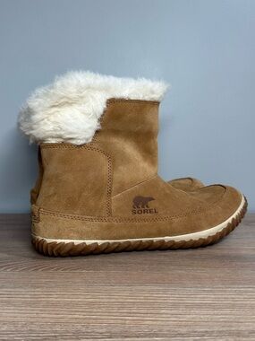 Sorel Women Boots Out and About Bootie Tan White Fur NL-3073-286 Size 10